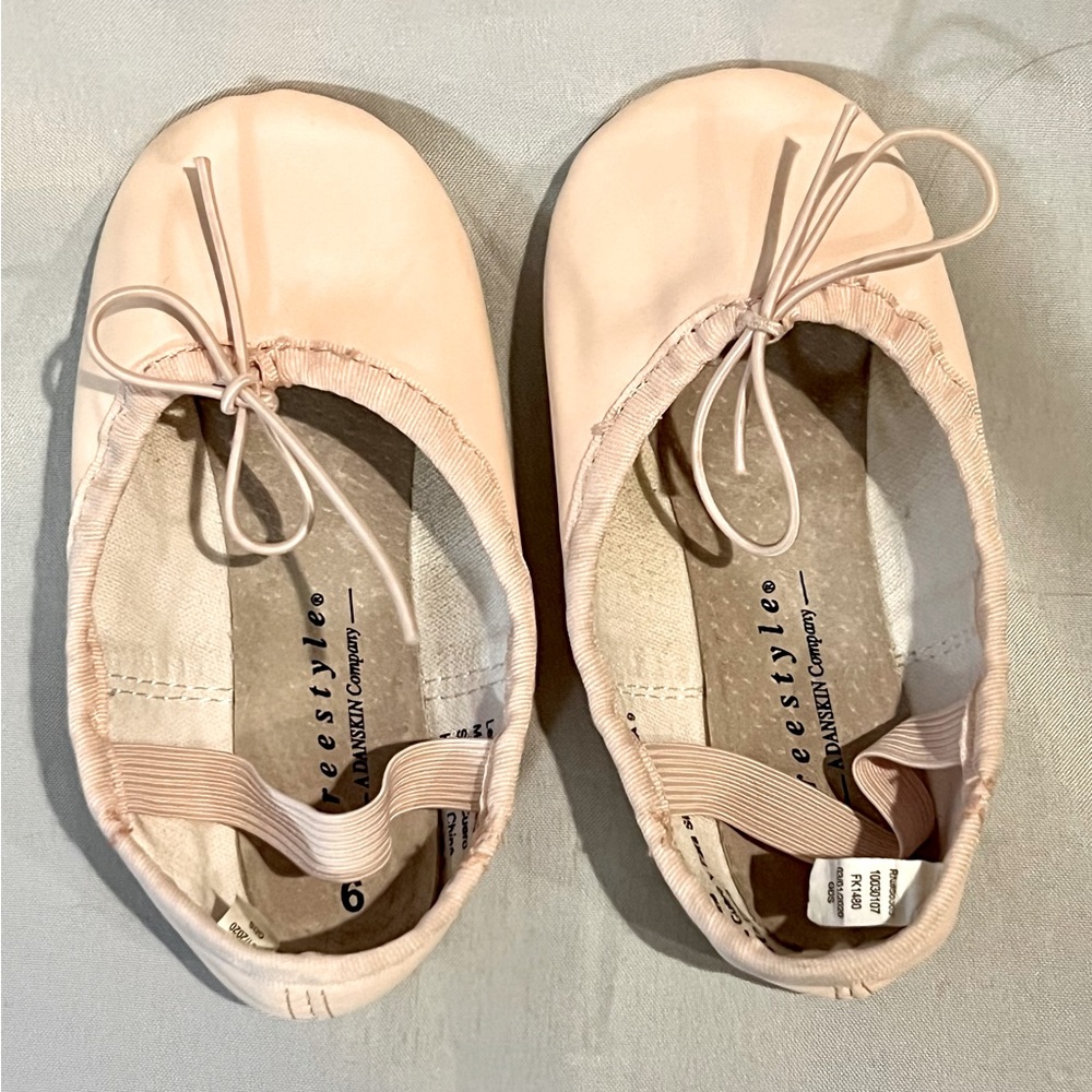 Danskin Freestyle size 9 child Ballet Shoes